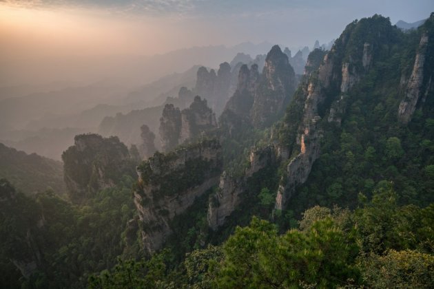 Бесконечные, каскадные горы Чжанцзяцзе, состоящие из множества рядов скальных стен