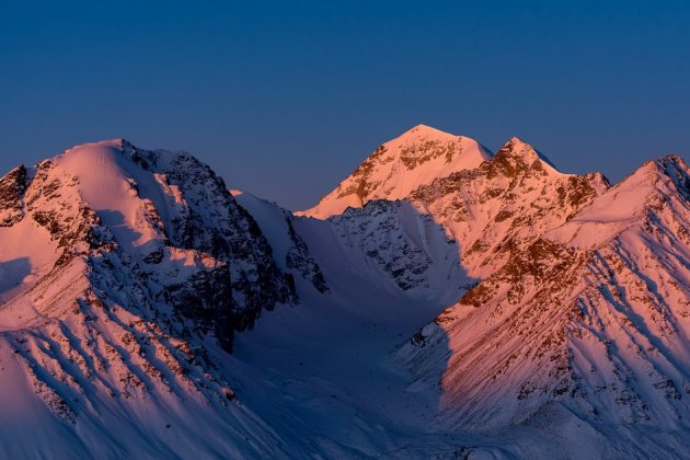горные вершины в снегу на закате