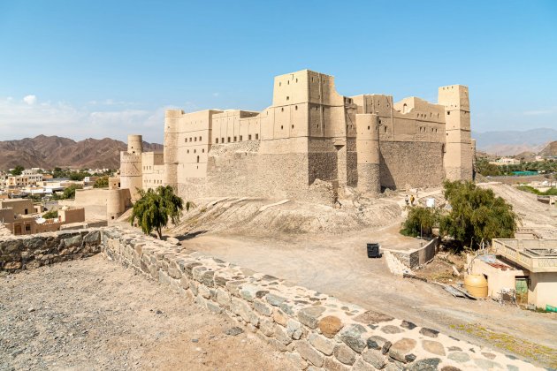 Форт Бахла у подножия горы Джебель-Ахдар в Султанате Оман
